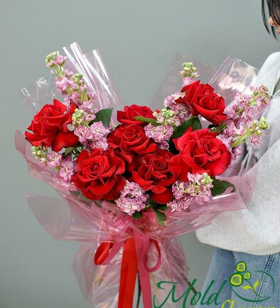 Buchet cu trandafiri rosii si matiola roz foto 394x433