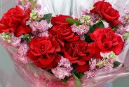 Buchet cu trandafiri rosii si matiola roz — foto 4