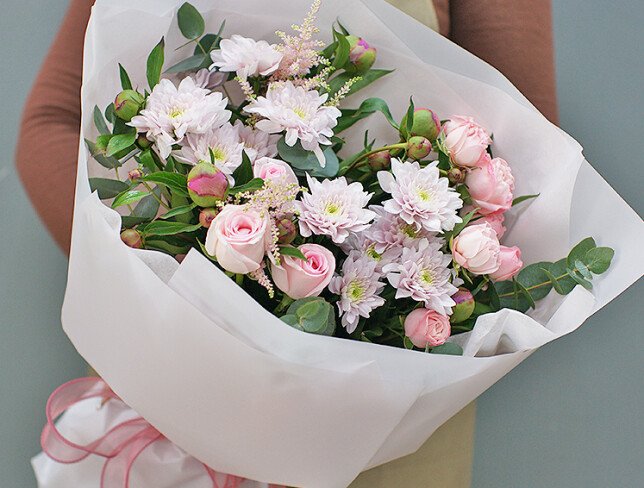 Bouquet of pink chrysanthemums and roses "Lightness of Love" photo