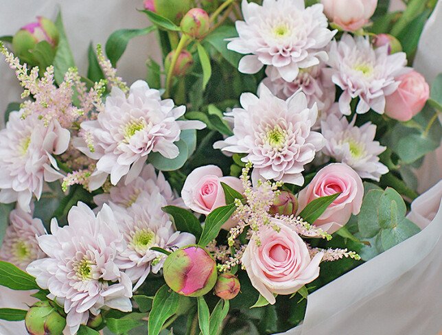 Bouquet of pink chrysanthemums and roses "Lightness of Love" photo