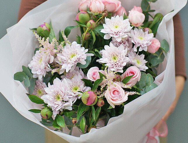 Bouquet of pink chrysanthemums and roses "Lightness of Love" photo