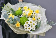 Букет из хризантем и желтых кустовых роз — фото 1
