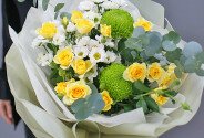 Букет из хризантем и желтых кустовых роз — фото 2