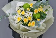 Букет из хризантем и желтых кустовых роз — фото 3