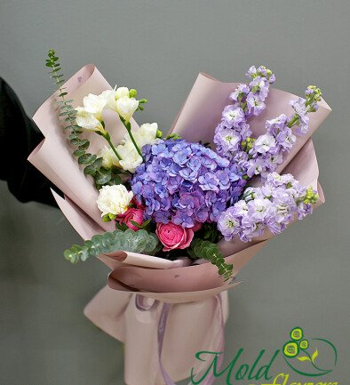 Buchet din hortensie mov si frezii albe „Luna” foto 394x433