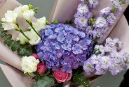 Buchet din hortensie mov si frezii albe „Luna” — foto 3