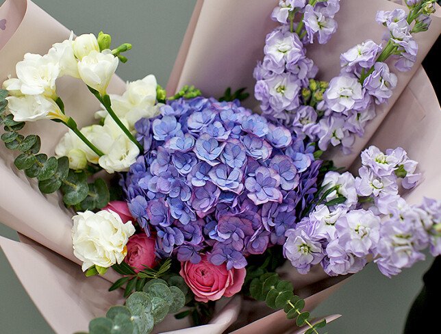 Buchet din hortensie mov si frezii albe „Luna” foto