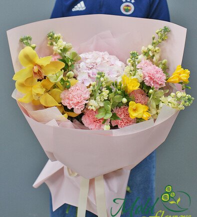 Bouquet with pink hydrangea, dianthus, and yellow orchids photo 394x433