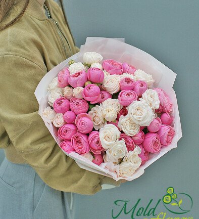 Buchet delicat din trandafiri de tufa roz si crem foto 394x433