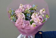 Букет из фиолетовых роз и оксипеталума — фото 1