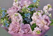 Букет из фиолетовых роз и оксипеталума — фото 2