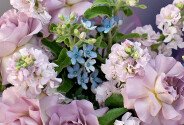 Букет из фиолетовых роз и оксипеталума — фото 4