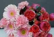 Коробочка с розовыми герберами и пионовидными розами "Клубничный щербет" — фото 4