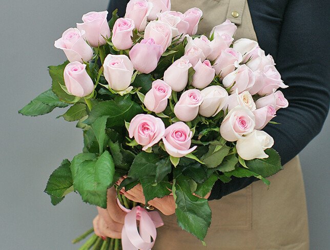 Bouquet of 35 pale pink roses 50 cm photo