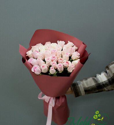 Buchet din 35 trandafiri roz pal 40 cm