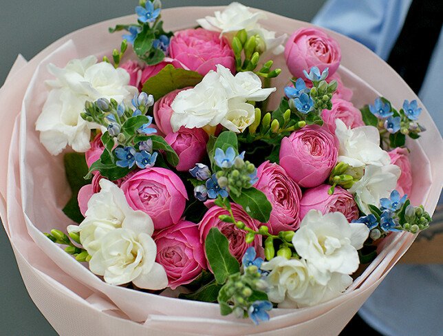 Buchet din trandafiri roz de tip bujor si frezii albe foto