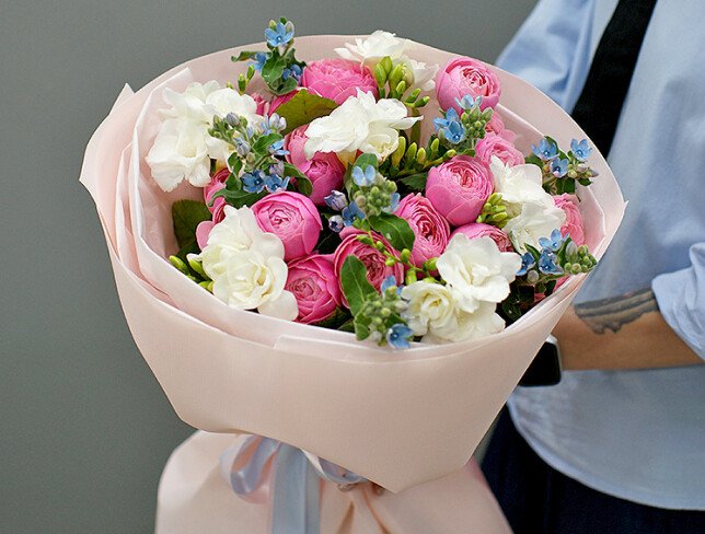 Buchet din trandafiri roz de tip bujor si frezii albe foto