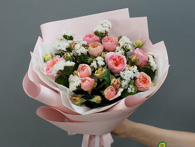 Buchet din  trandafiri roz de tip bujor si statice albe foto