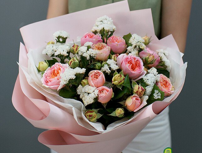 Buchet din  trandafiri roz de tip bujor si statice albe foto