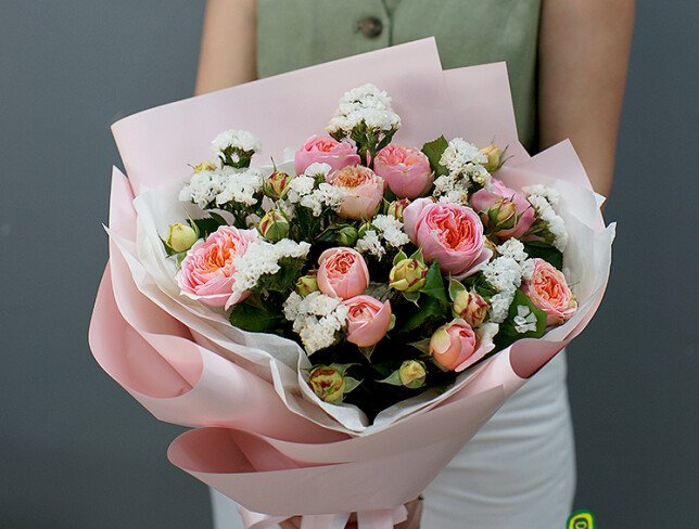Buchet din  trandafiri roz de tip bujor si statice albe foto