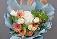 Bouquet of white hydrangea and pale pink gerberas — photo 1