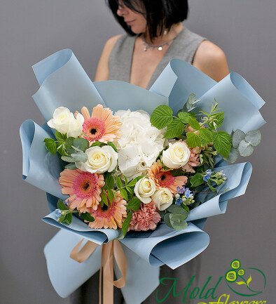 Bouquet of white hydrangea and pale pink gerberas photo 394x433