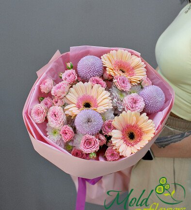 Buchet cu trandafiri de tufa roz si gerbere foto 394x433