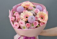 Buchet cu trandafiri de tufa roz si gerbere — foto 3