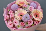 Buchet cu trandafiri de tufa roz si gerbere — foto 4