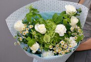 Букет с зеленой гортензией, полевыми ромашками и розами — фото 1