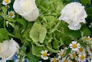Букет с зеленой гортензией, полевыми ромашками и розами — фото 2