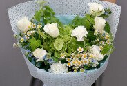 Букет с зеленой гортензией, полевыми ромашками и розами — фото 3