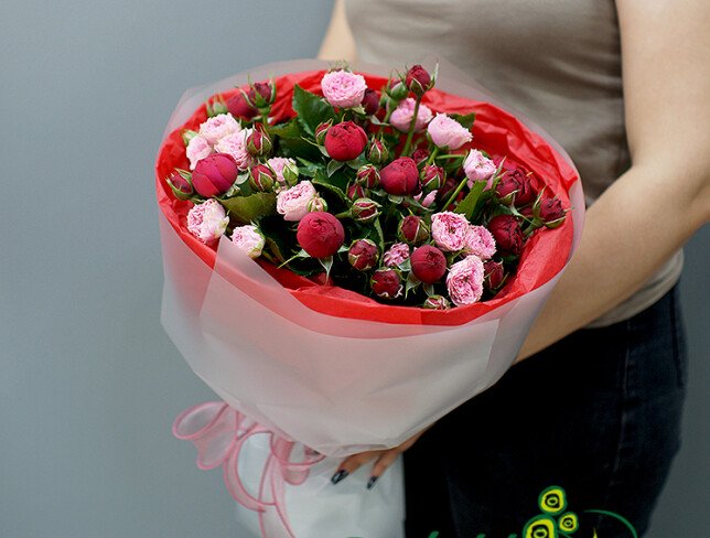 Bouquet of pink bush roses and "Red Piano" photo