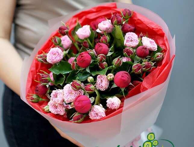 Bouquet of pink bush roses and "Red Piano" photo