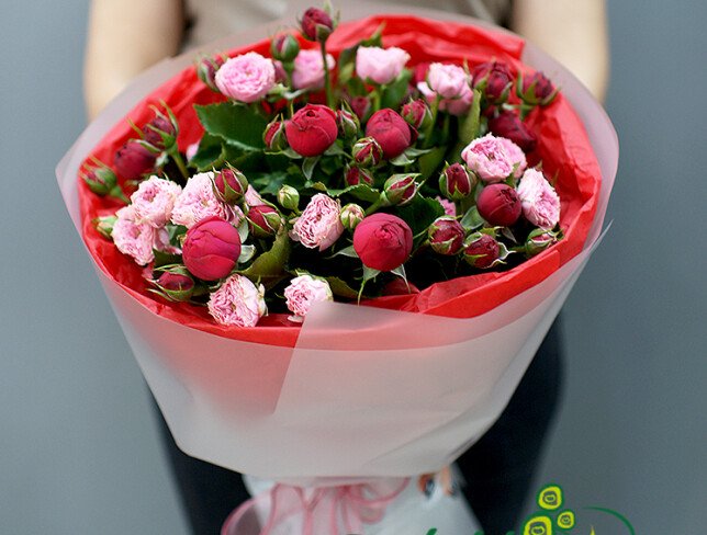 Bouquet of pink bush roses and "Red Piano" photo