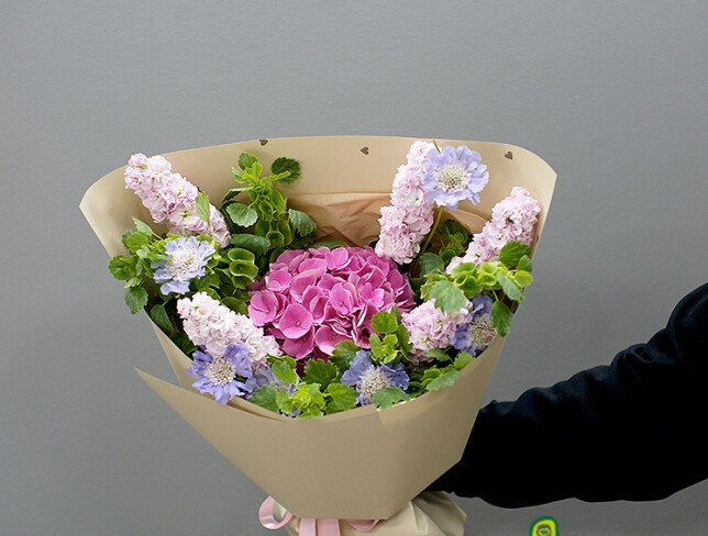 Buchet din hortensie roz si matthiola „Atingere imponderabila” foto