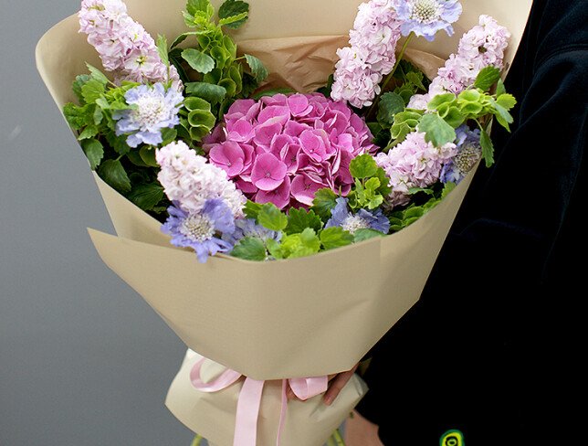Buchet din hortensie roz si matthiola „Atingere imponderabila” foto