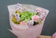 Buchet cu hortensie verde, matiole si diantuse roz — foto 1