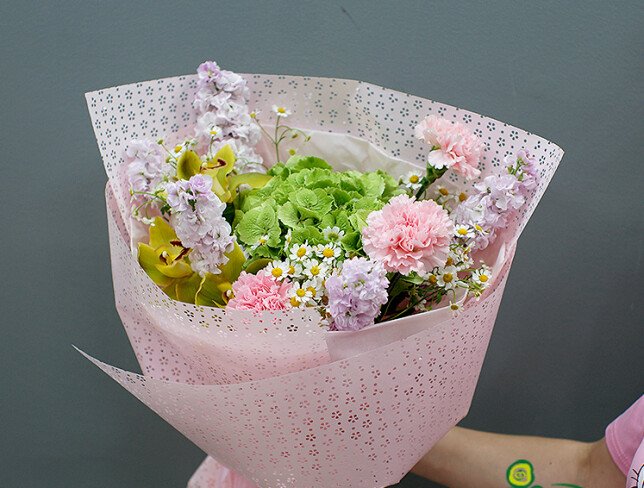 Buchet cu hortensie verde, matiole si diantuse roz foto