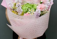 Buchet cu hortensie verde, matiole si diantuse roz — foto 3
