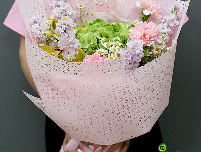 Buchet cu hortensie verde, matiole si diantuse roz foto