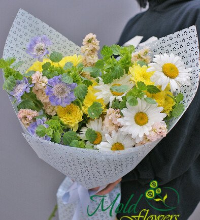 Bouquet of white daisies, matthiola, and chrysanthemums “Floral Carousel” photo 394x433