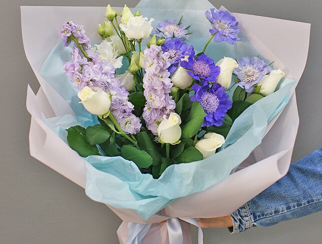 Buchet din scabiosa, trandafiri si matthiola „Simfonie senina” foto