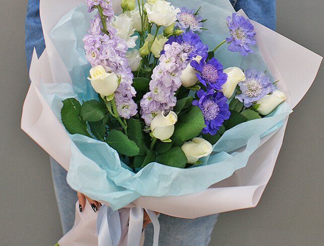 Buchet din scabiosa, trandafiri si matthiola „Simfonie senina” foto