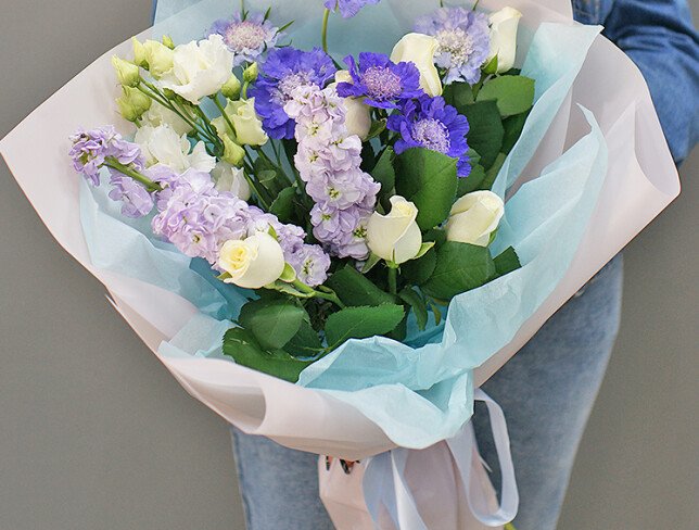 Buchet din scabiosa, trandafiri si matthiola „Simfonie senina” foto