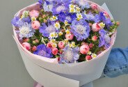 Bouquet of pink spray roses and scabiosa "Little Joys" — photo 1