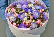 Bouquet of pink spray roses and scabiosa "Little Joys" — photo 4