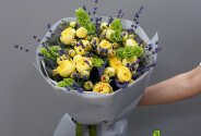 Buchet din trandafiri galbeni de tufa si lavanda „Eclipsa solara” — foto 1