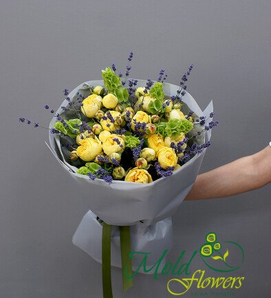 Buchet din trandafiri galbeni de tufa si lavanda „Eclipsa solara”