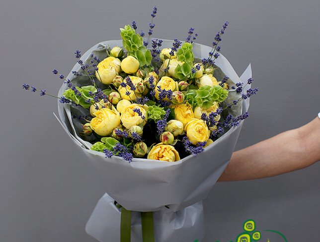 Buchet din trandafiri galbeni de tufa si lavanda „Eclipsa solara”